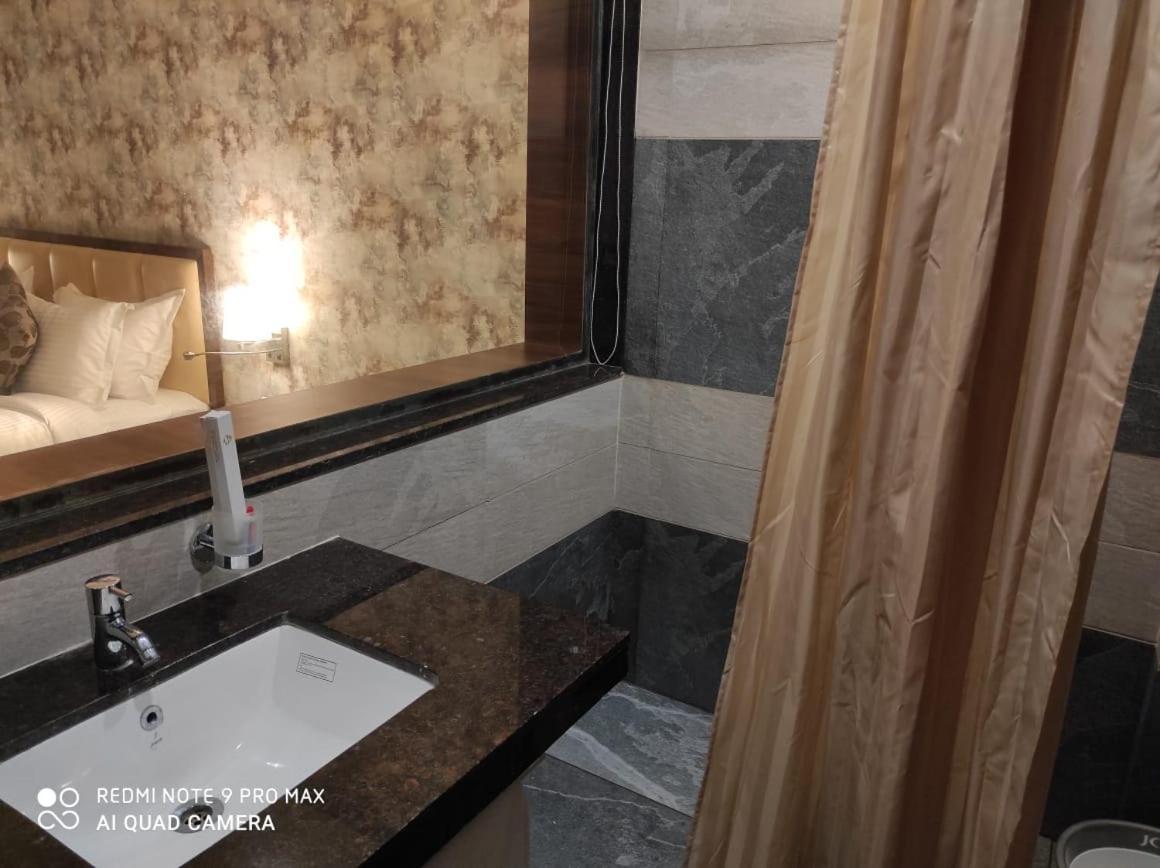 Hotel Shlok  Kolhapur Eksteriør bilde